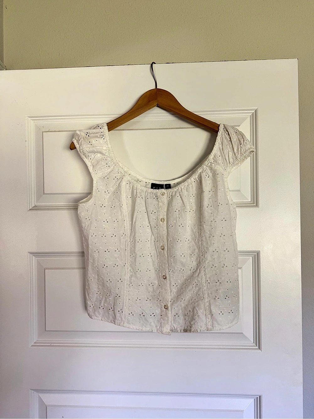 Gap Eyelet Button Front Top in White Size XS